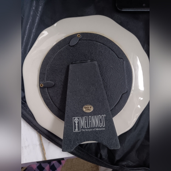 Melannco Round Floral Picture Frame - Picture 3 of 3
